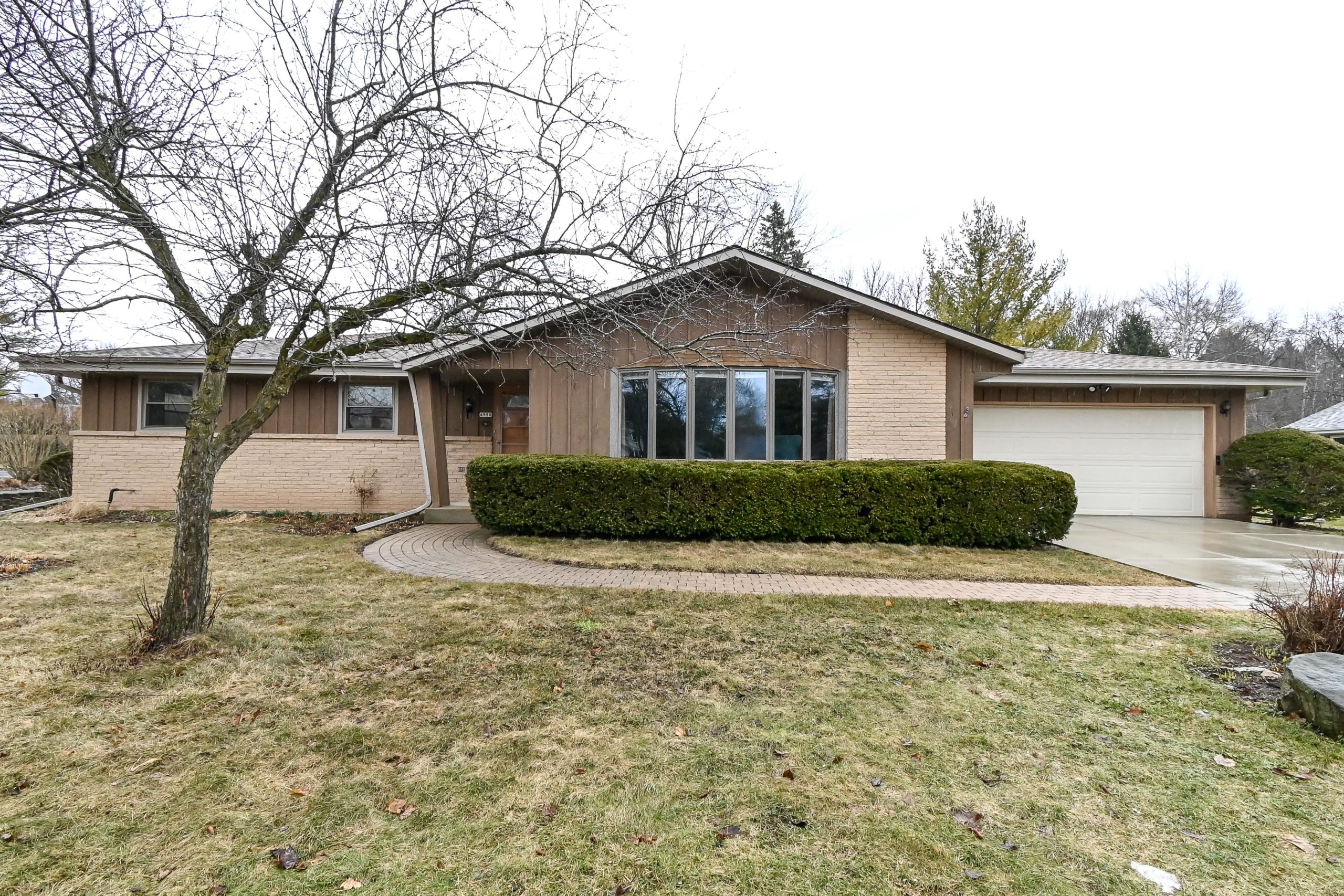 4990 S Brookdale Dr Greenfield, WI 53228 Firefly Real Estate