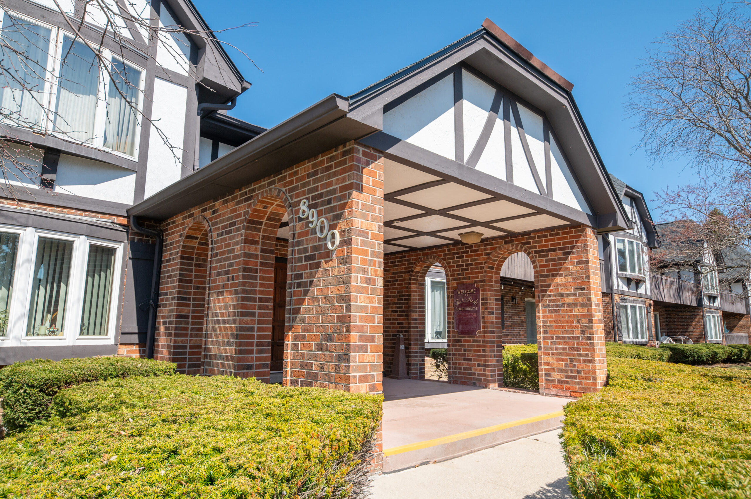  Home for Sale - 8900 N. Park Plaza Ct., #211 Brown Deer, WI 53223-2173