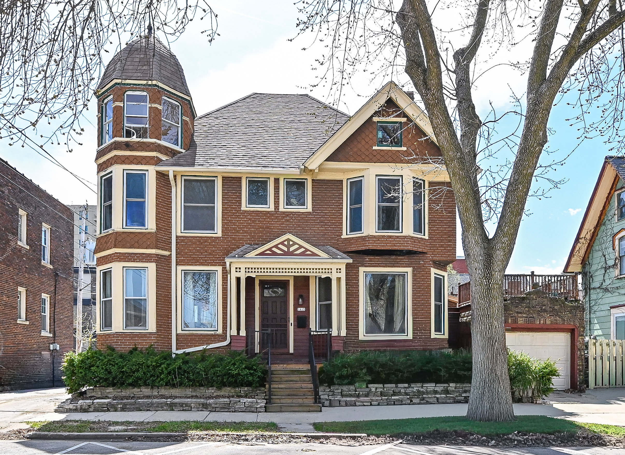  Home for Sale - 1615 E Kane Pl Milwaukee, WI 53202