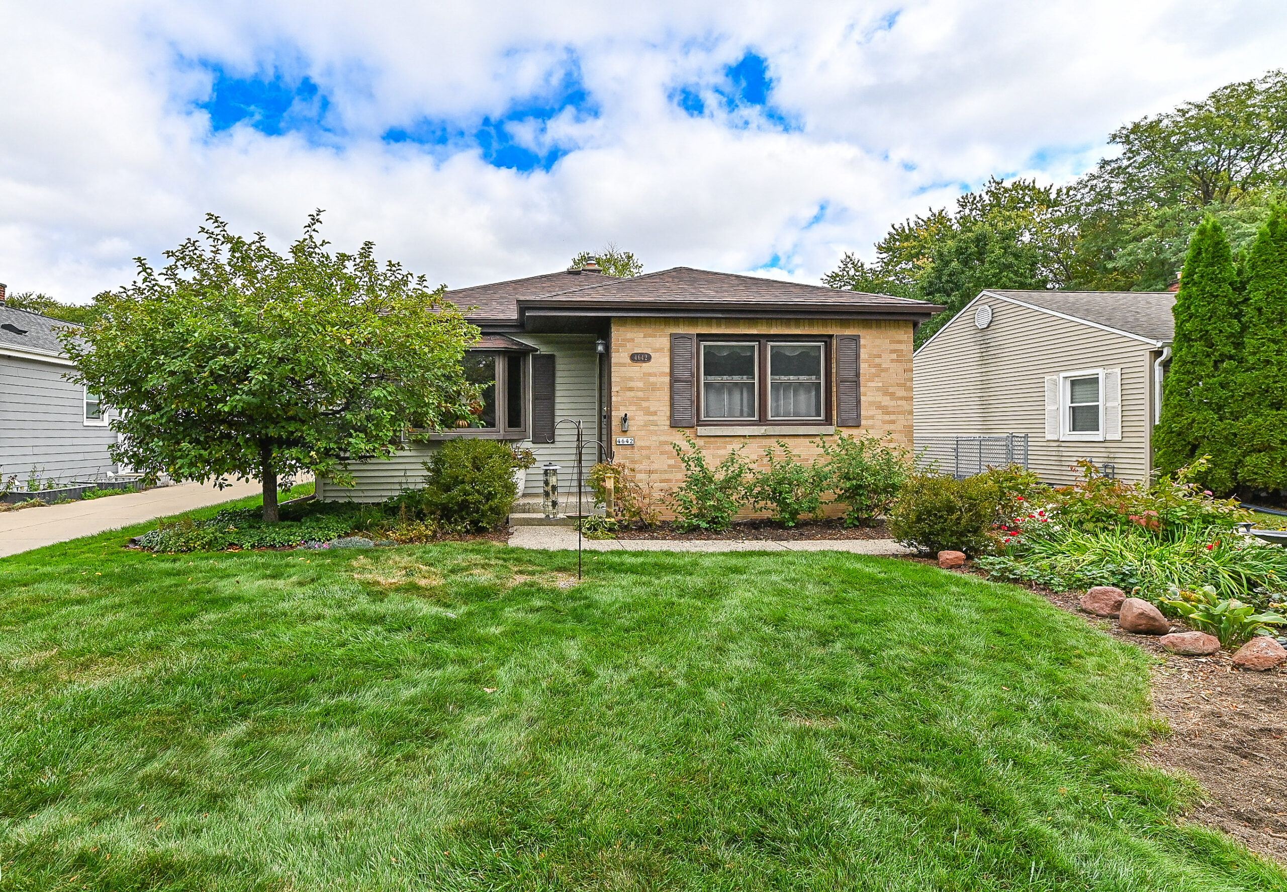  Home for Sale - 4642 N 101st St Wauwatosa, WI 53225
