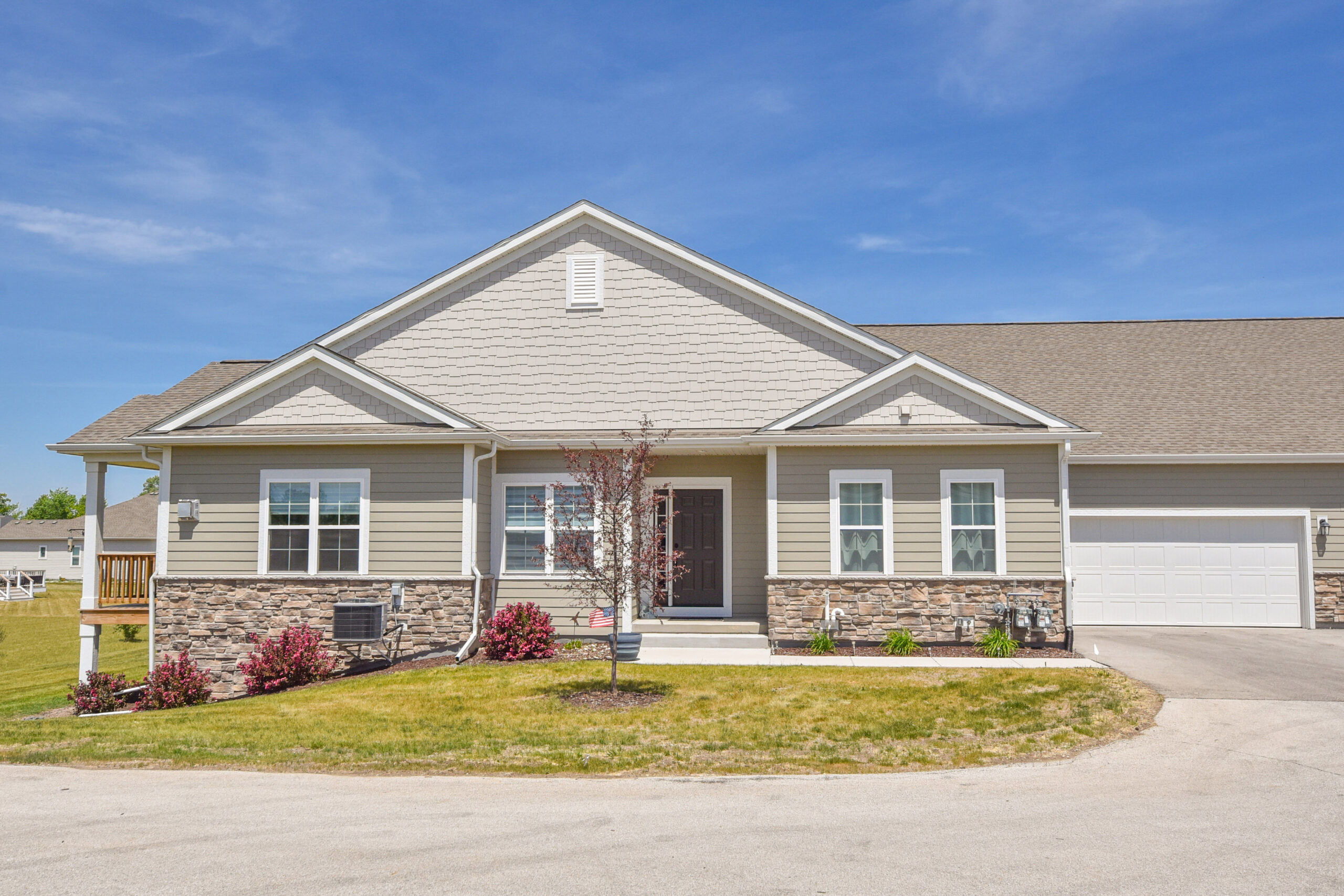 Home for Sale - N112W14168 Wrenwood Pass Germantown, WI 53022-2710