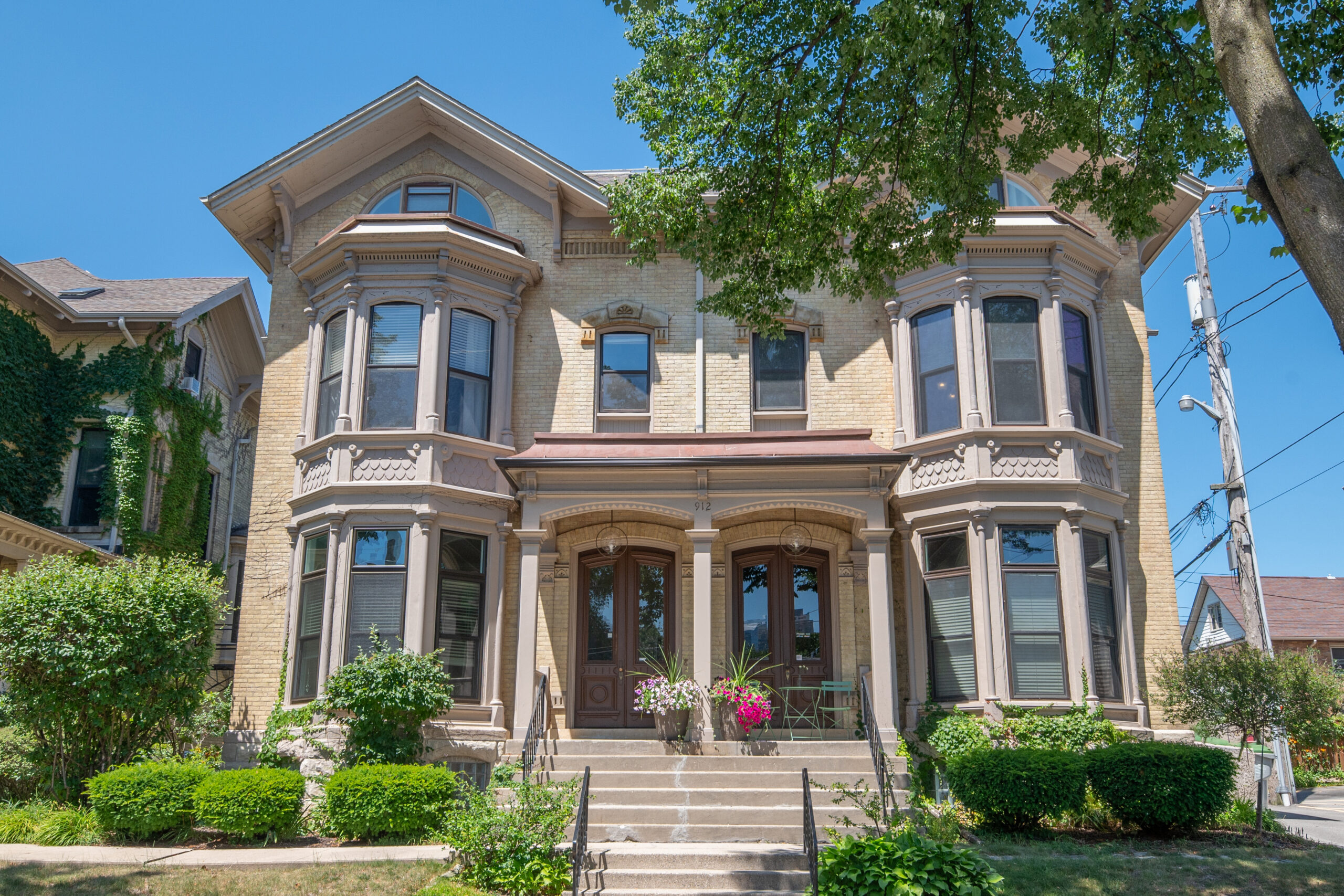  Home for Sale - 912 E. Pleasant St. #4 Milwaukee, WI 53202-2184