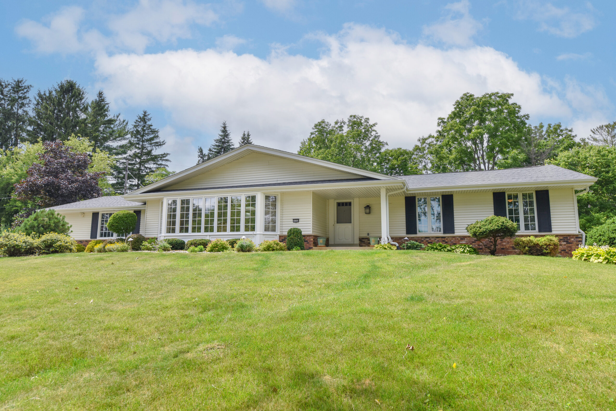  Home for Sale - 15350 High Knoll Ln. Brookfield, WI 53005-2927