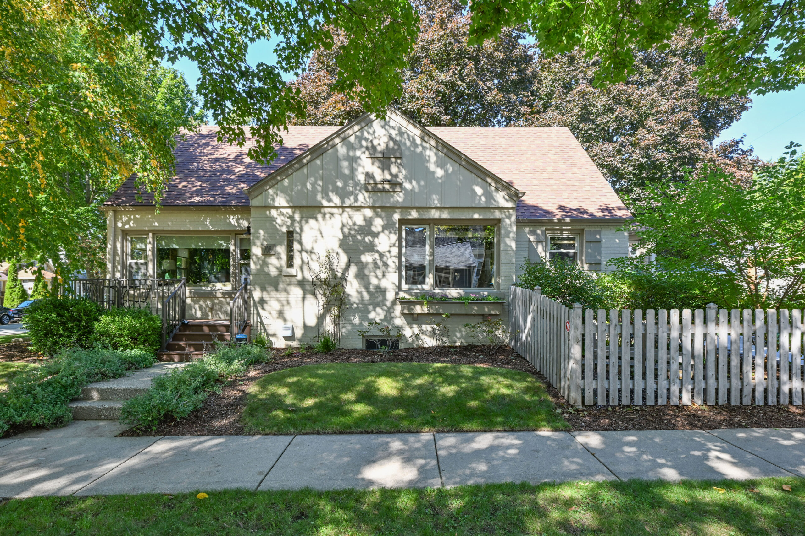  Home for Sale - 708 E. Euclid Ave. Milwaukee, WI 53207-2802